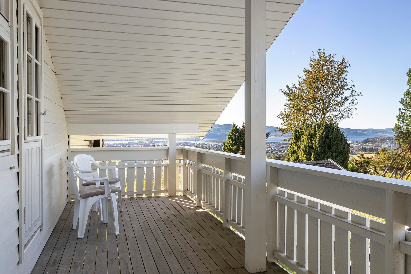 13 kvm balkong med takoverbygg. Galleribilde