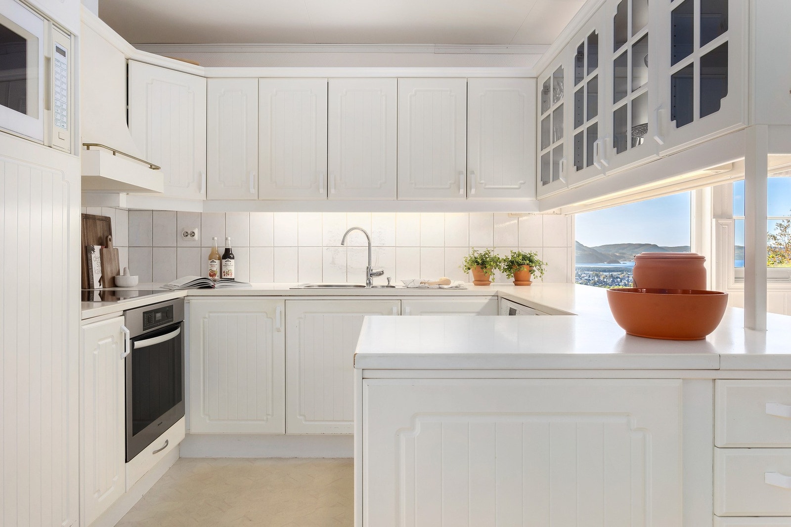 Kjøkkenet er innholdsrikt med kjøl, stekeovn, platetopp, oppvaskmaskin og micro Galleribilde