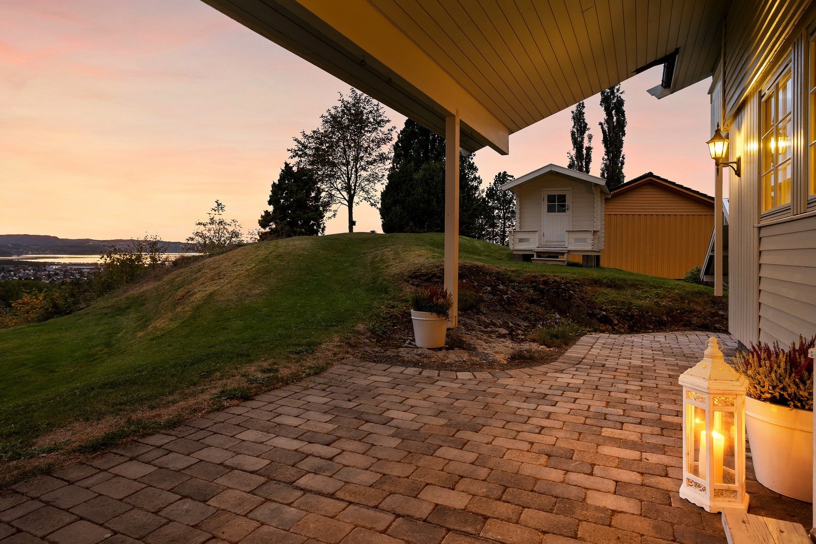 Her kan man nyte fantastisk utsikt og lang solgang Galleribilde