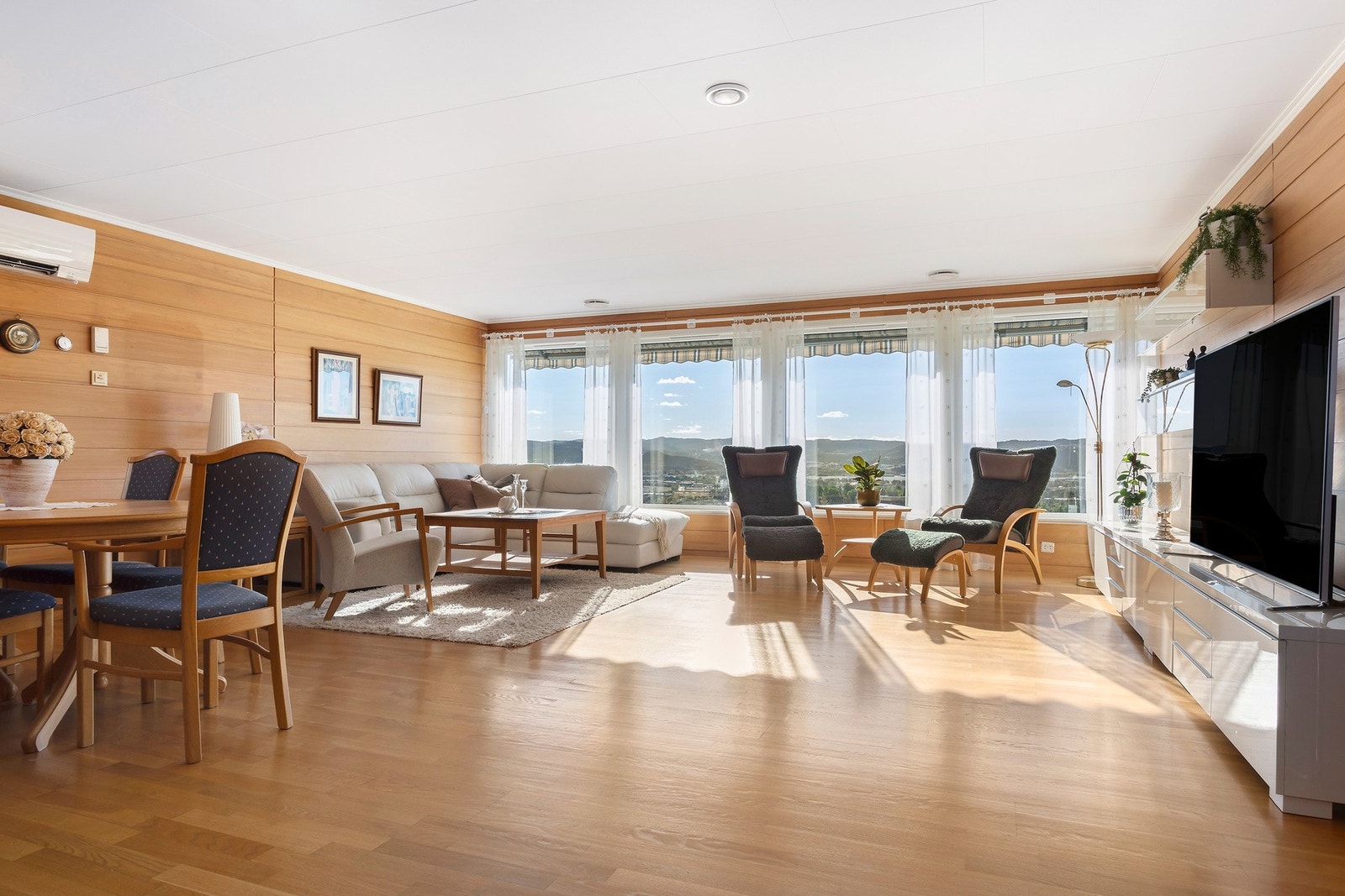 Meget romslig stue med nydelig utsikt Galleribilde