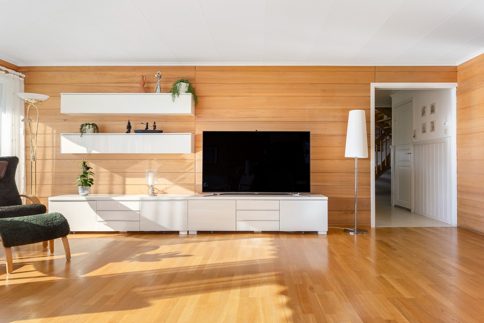 Dirkete inngang til kjøkkenet fra stuen Galleribilde