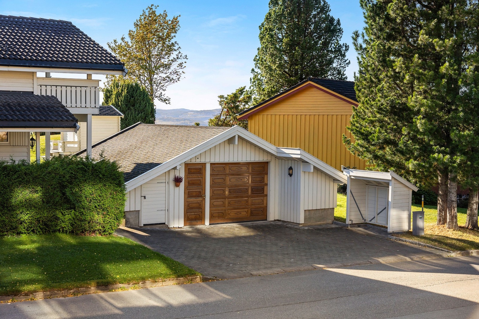 Parkering i garasje og på oppstillingsplass foran Galleribilde