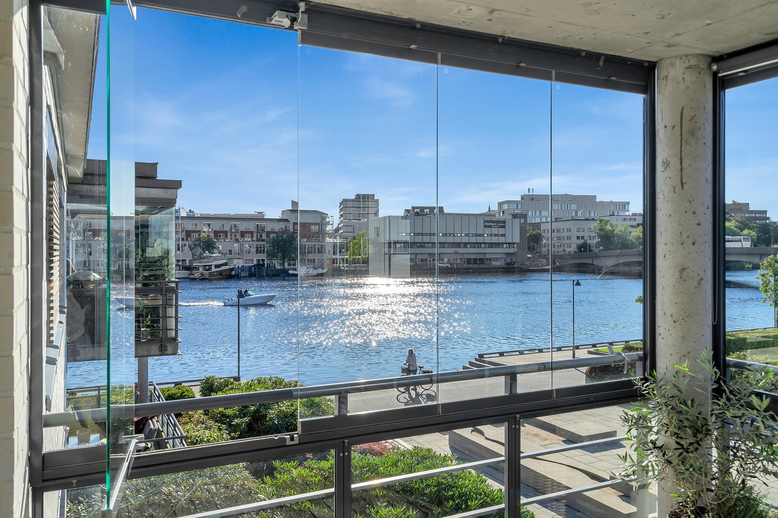 - Nydelig utsikt fra balkongen | Her kan sommeren nytes i rolige omgivelser | En utsikt man aldri blir lei av - Galleribilde