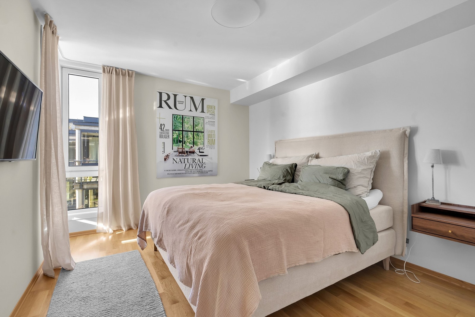 - Soverommet er av romslig størrelse | Her er også overflatene malt i tidløs fargevalg | Det er også satt inn stort garderobeskap - Galleribilde