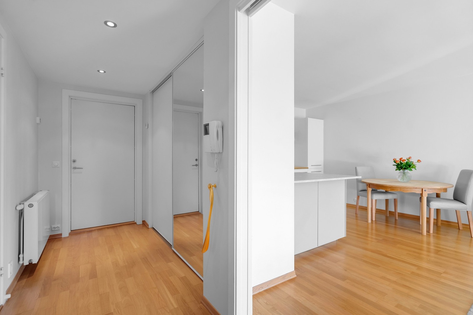 - Velkommen inn |Innbydende gang med skyvedørsgarderobe med speil som gir et godt førsteinntrykk - Galleribilde