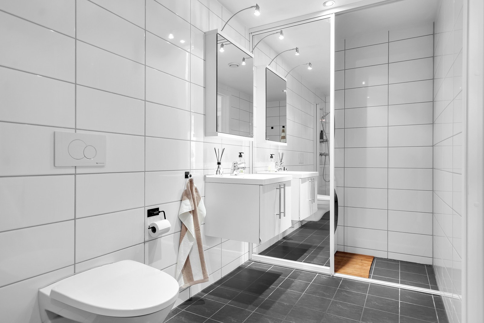 - Meget pent bad med fliser på gulv/vegger | Dusj med innfellbare dører som gir en god romfølelse - Galleribilde