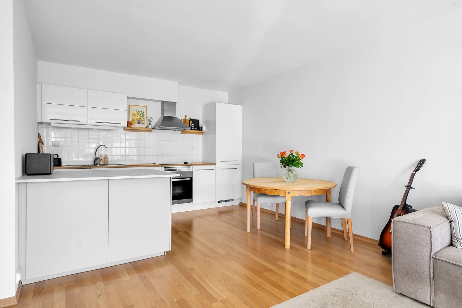 - Det er satt inn praktisk kjøkkenøy i nyere tid for mer benkplass og som gir tydelige soner i leiligheten - Galleribilde