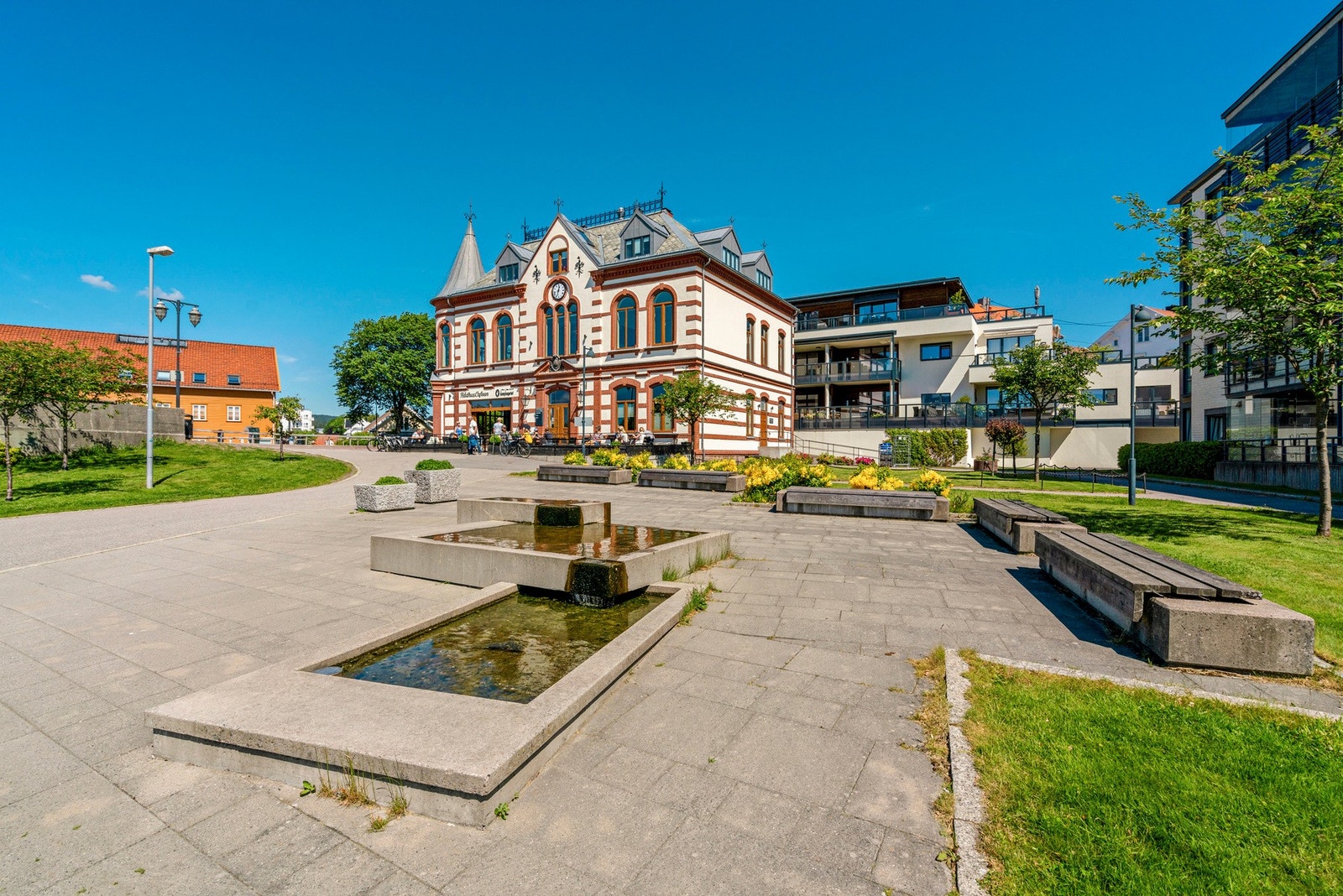 - På sommeren er det også hyggelig uteservering - Galleribilde