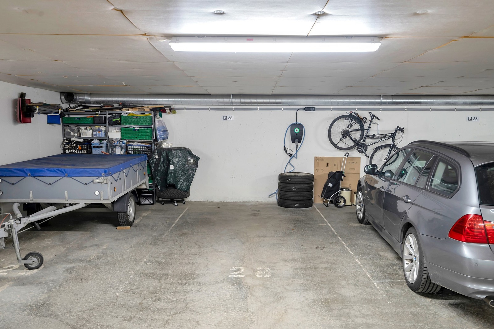 - Fast garasjeplass i lukket anlegg med lader til elbil | Avlåst bod på 8kvm med strømuttak - Galleribilde