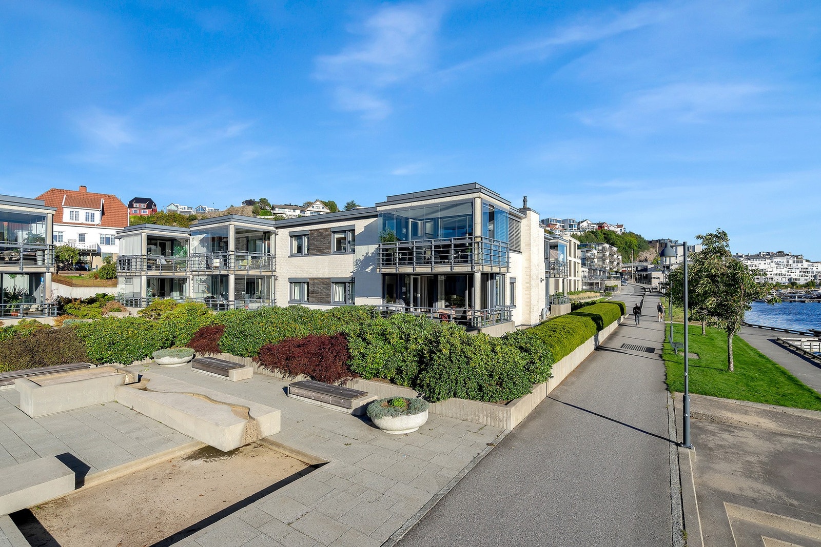 - Fine, fellesareal for beboerne med benker | Her kan du senke skuldrene og nyte omgivelsene - Galleribilde