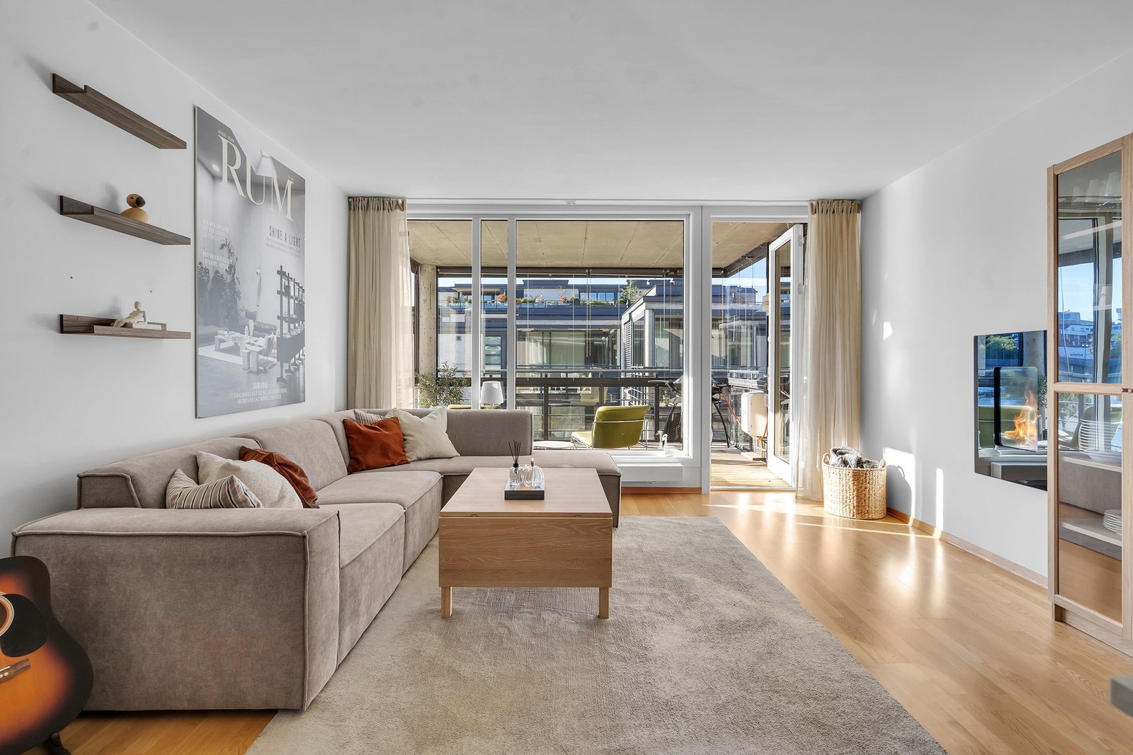 - Fin, romslig stue med god plass til sofagruppe og tilhørende møbler | Vinduene gir godt med lysinnslipp - Galleribilde