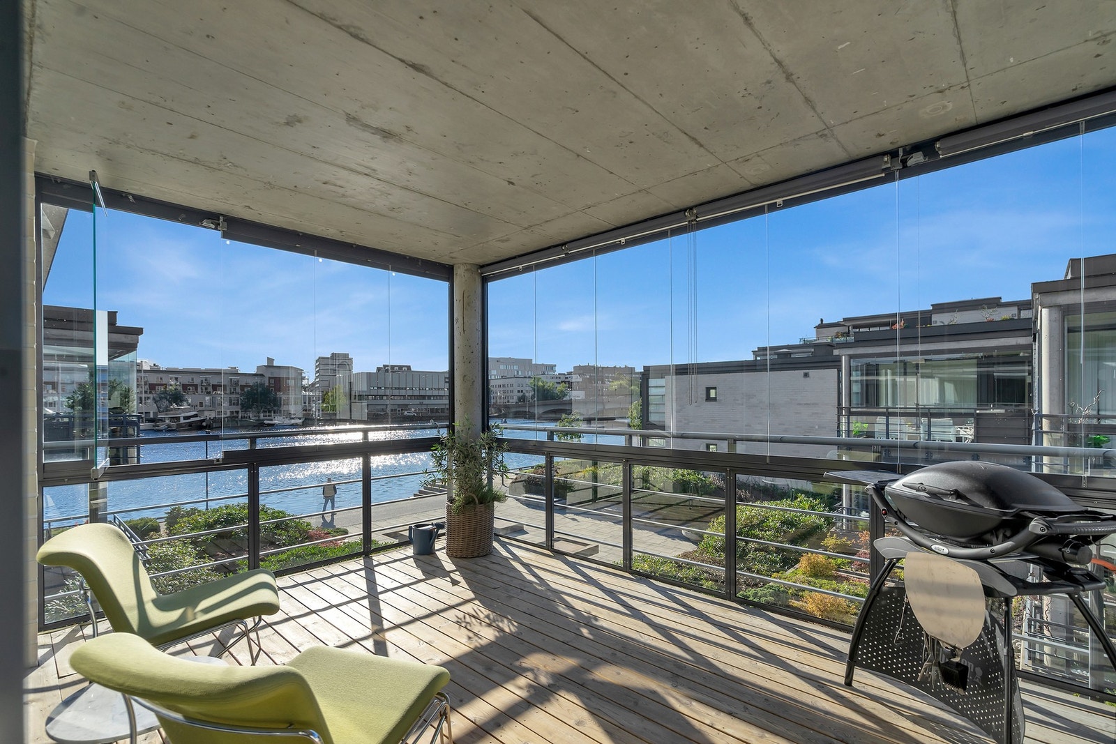 - Fra stuen er det direkte utgang til herlig inngasset balkong på hele 14kvm - Galleribilde