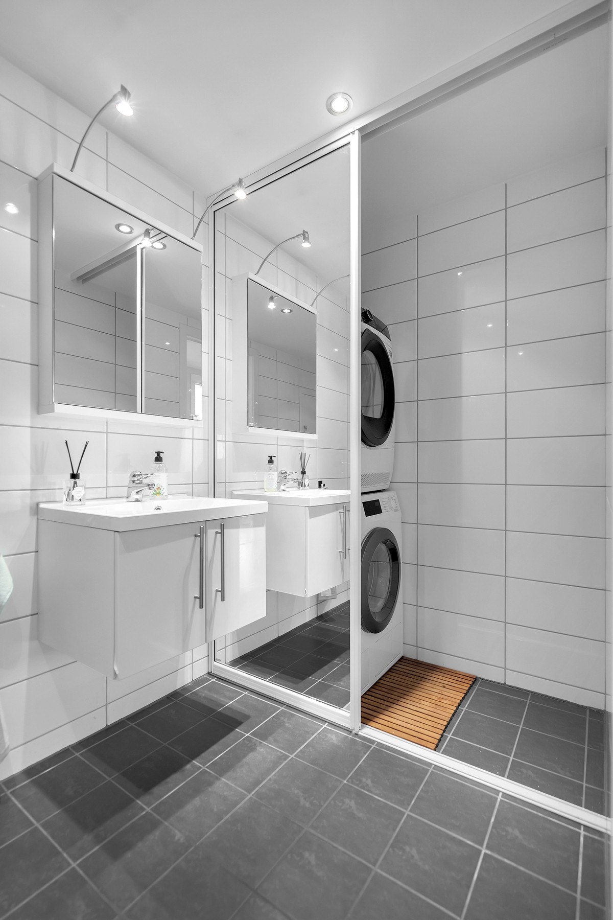 - Praktisk innredet for vaskemaskin og tørketrommel bak skyvedøren - Galleribilde