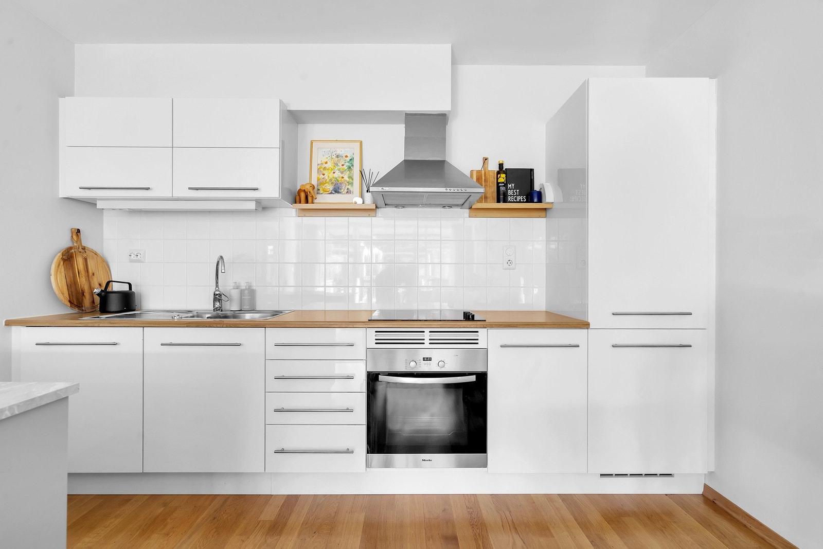 - Klassisk hvitt kjøkken med innredning fra Strai som passer ypperlig inn i leiligheten | Plass til spisebord også - Galleribilde