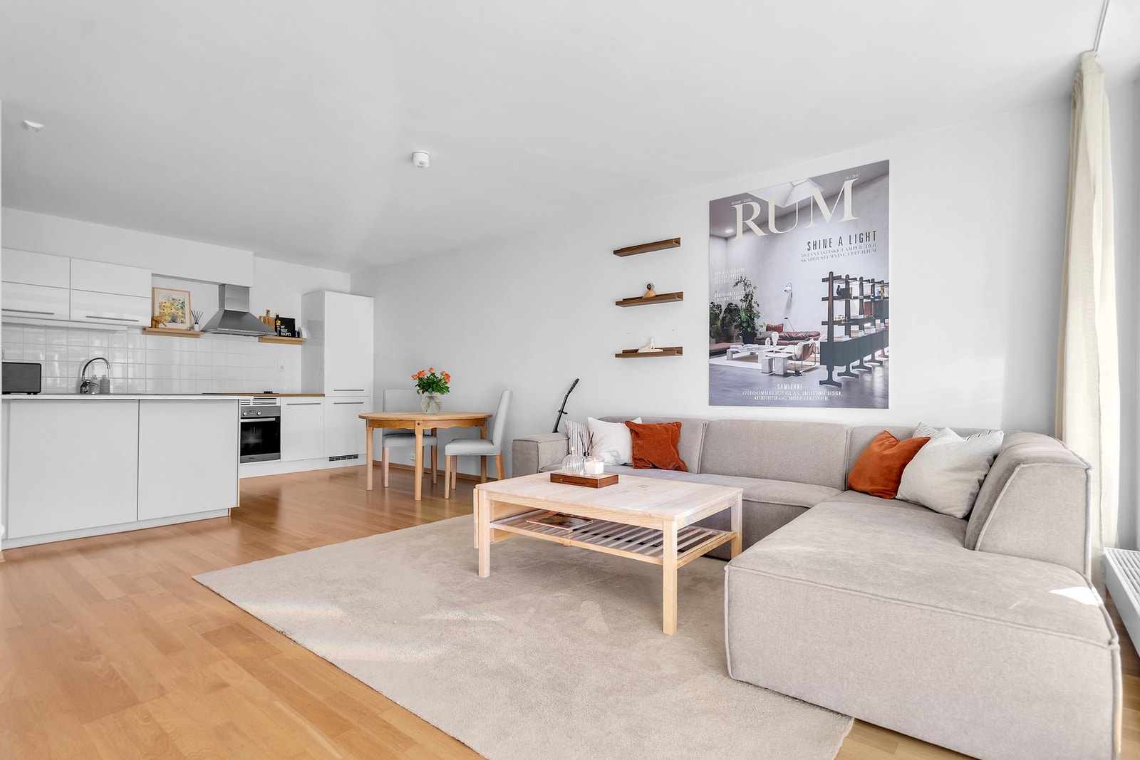 - Fin eikeparkett og god planløsning i leiligheten lysmalte farger | Store vindusflater i stuen som gir fint lysinnslipp - Galleribilde