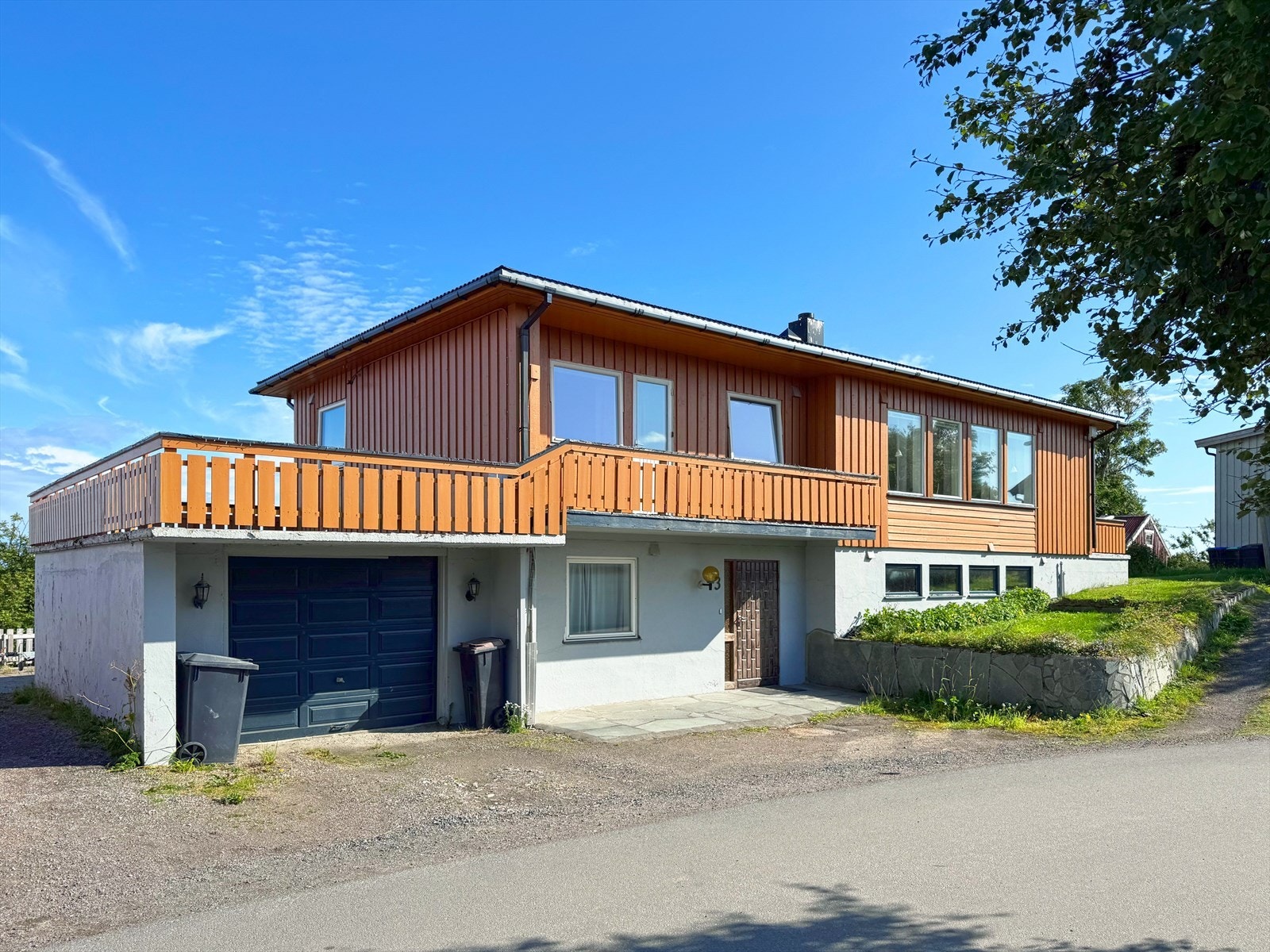 Plass til parkering i garasje og framfor boligen Galleribilde