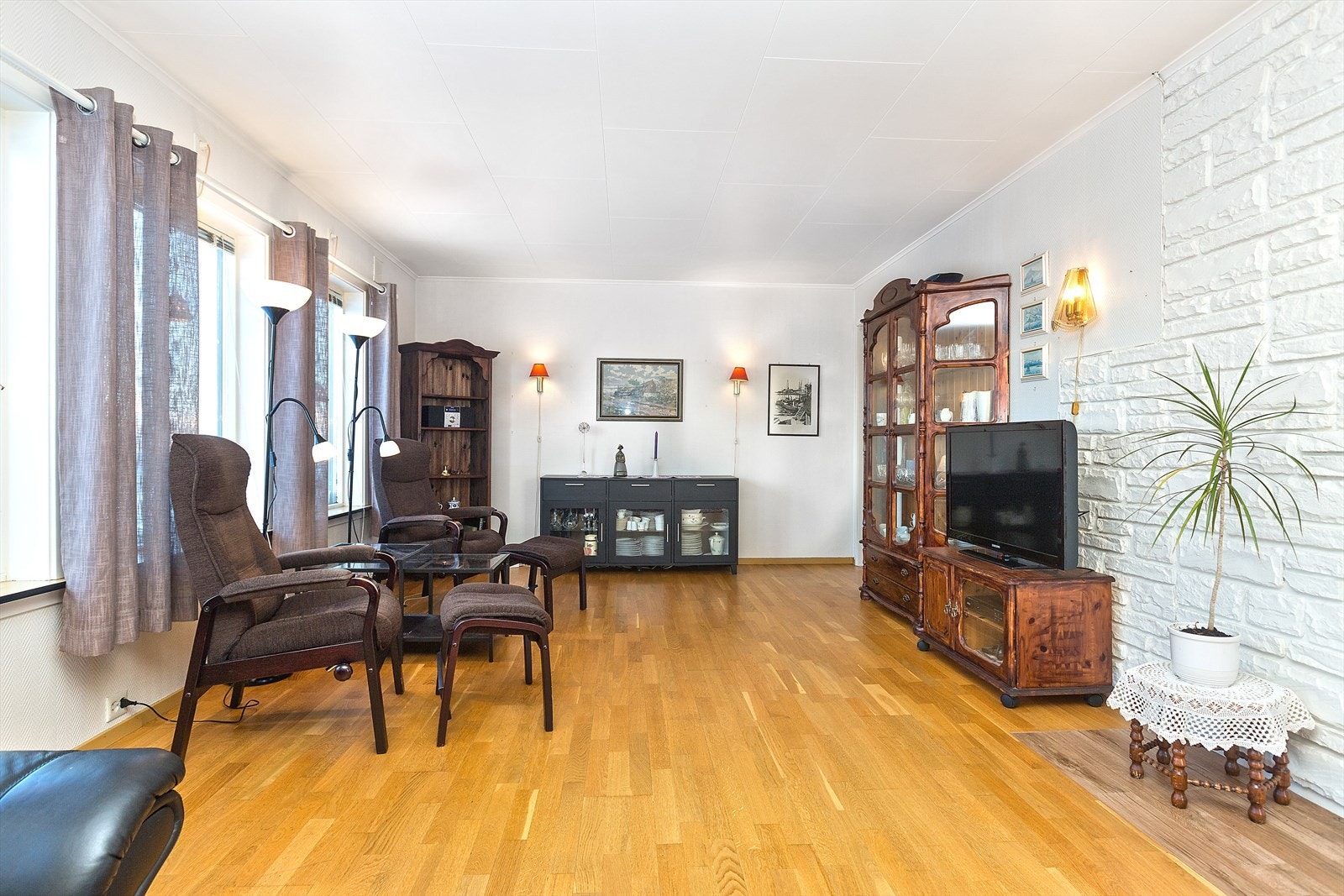 God plass til å dele stuen opp i flere soner - 1.etasje Galleribilde