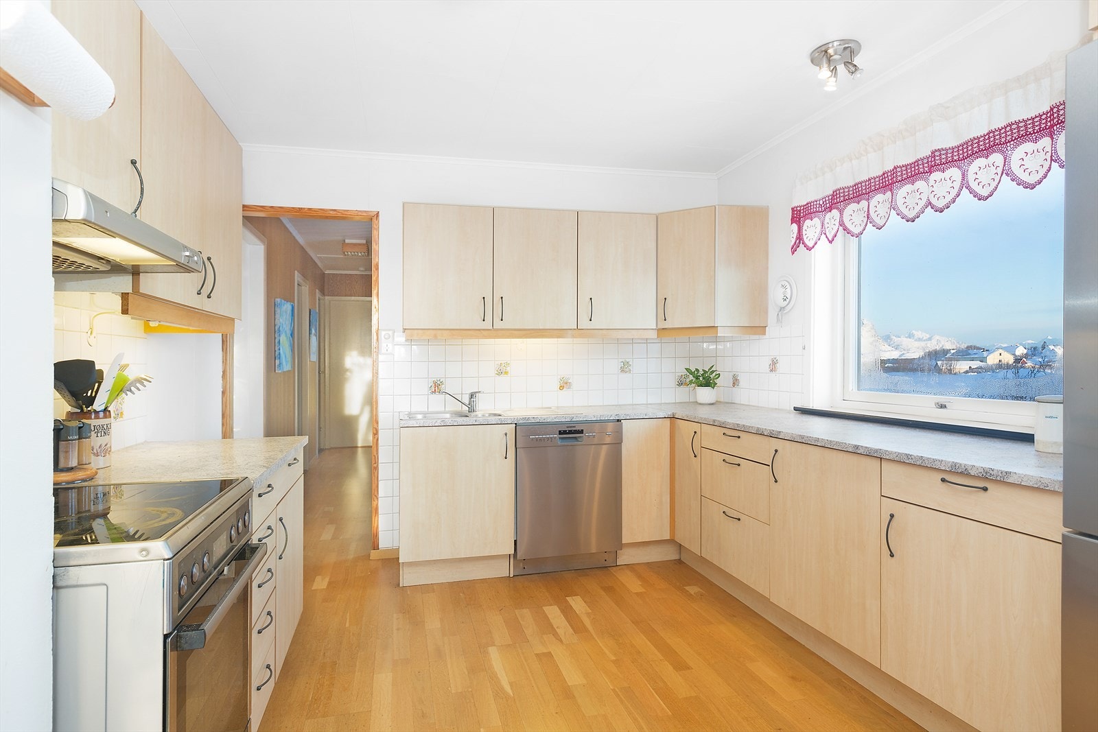 Store benkeflater på kjøkkenet - 1.etasje Galleribilde