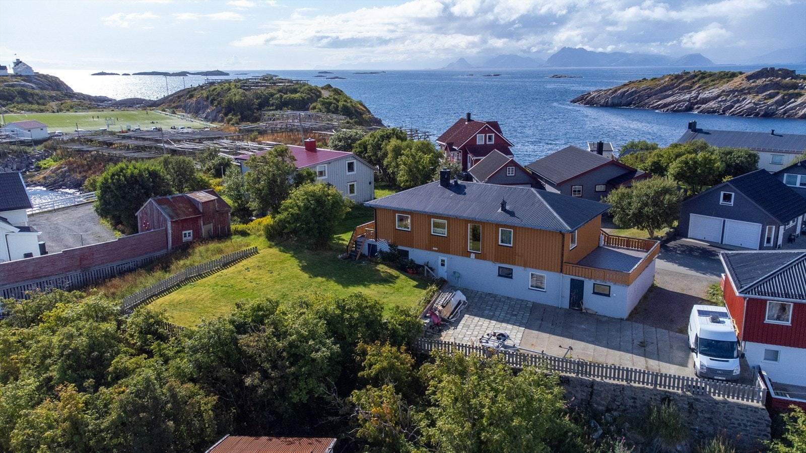 Svært bra beliggenhet like ved fotballbanen Galleribilde