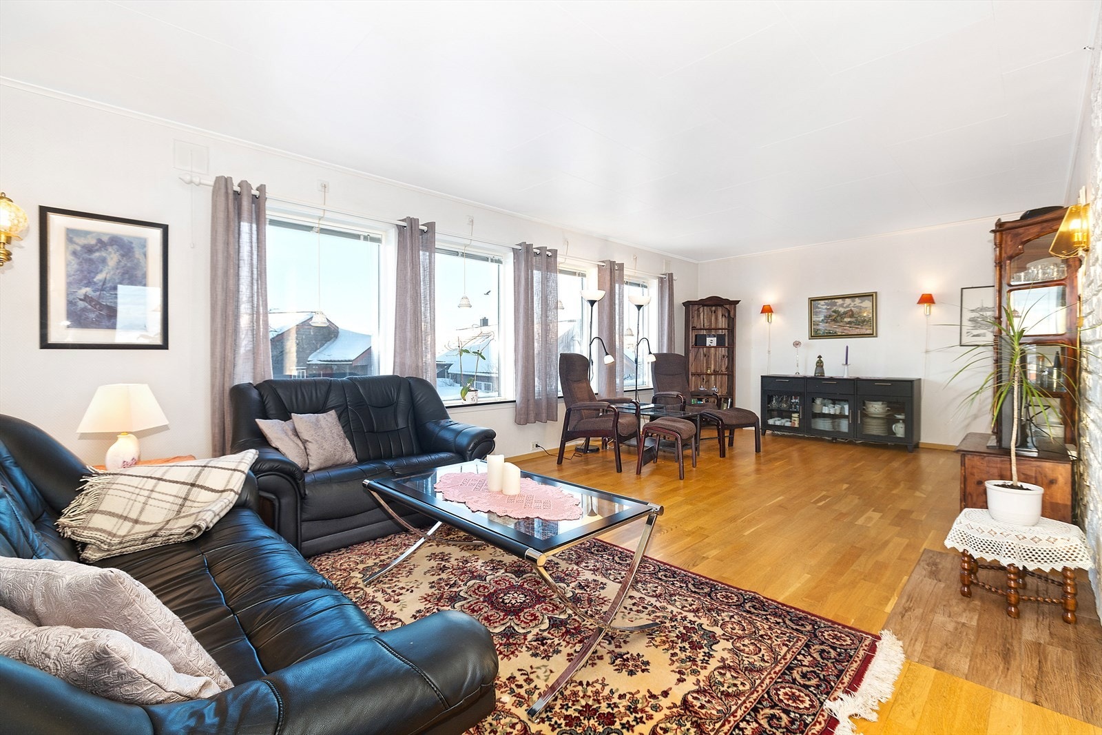 Omfangsrik stue med store vindusflater - 1.etasje Galleribilde