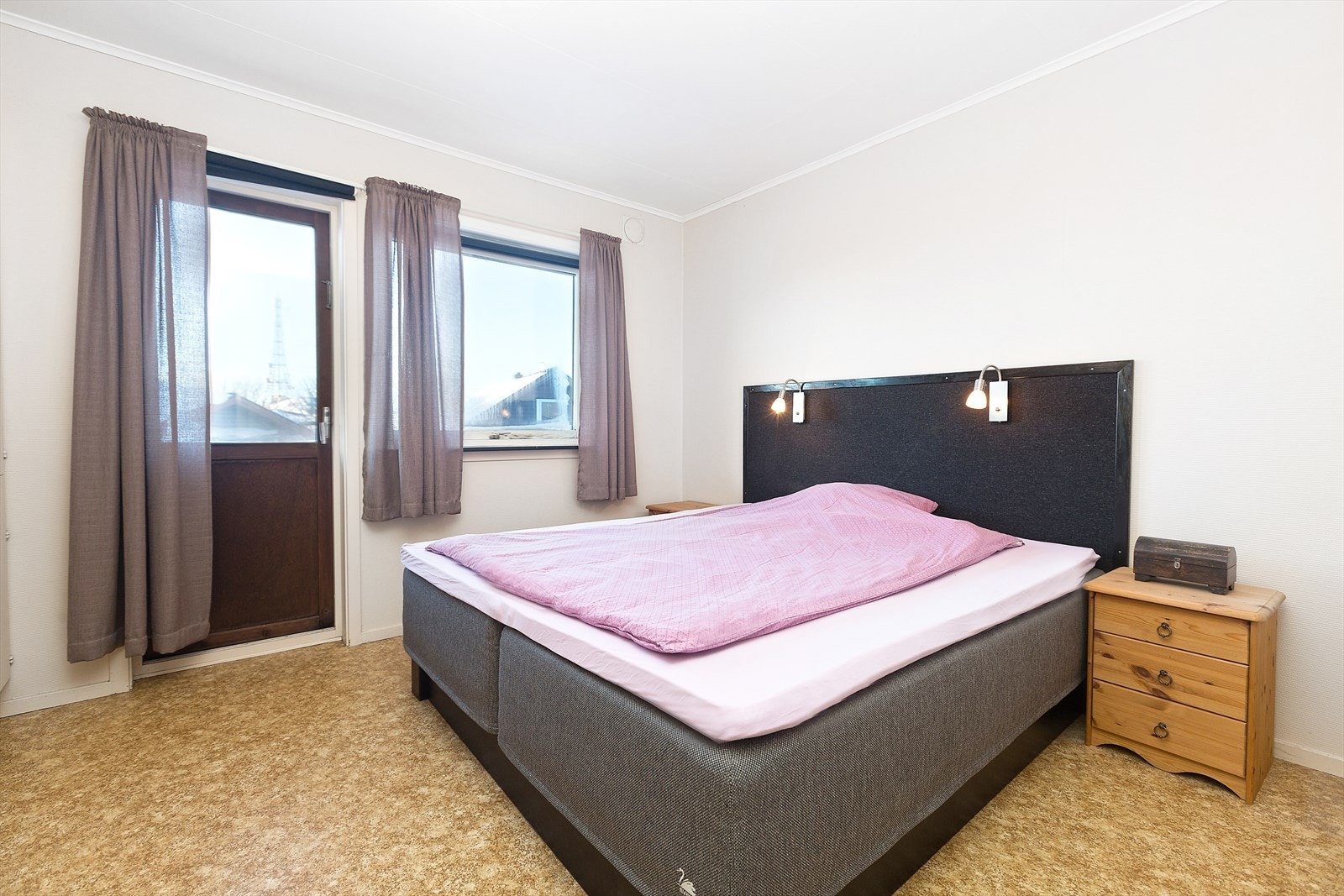 Soverom med utgang til balkong - 1.etasje Galleribilde