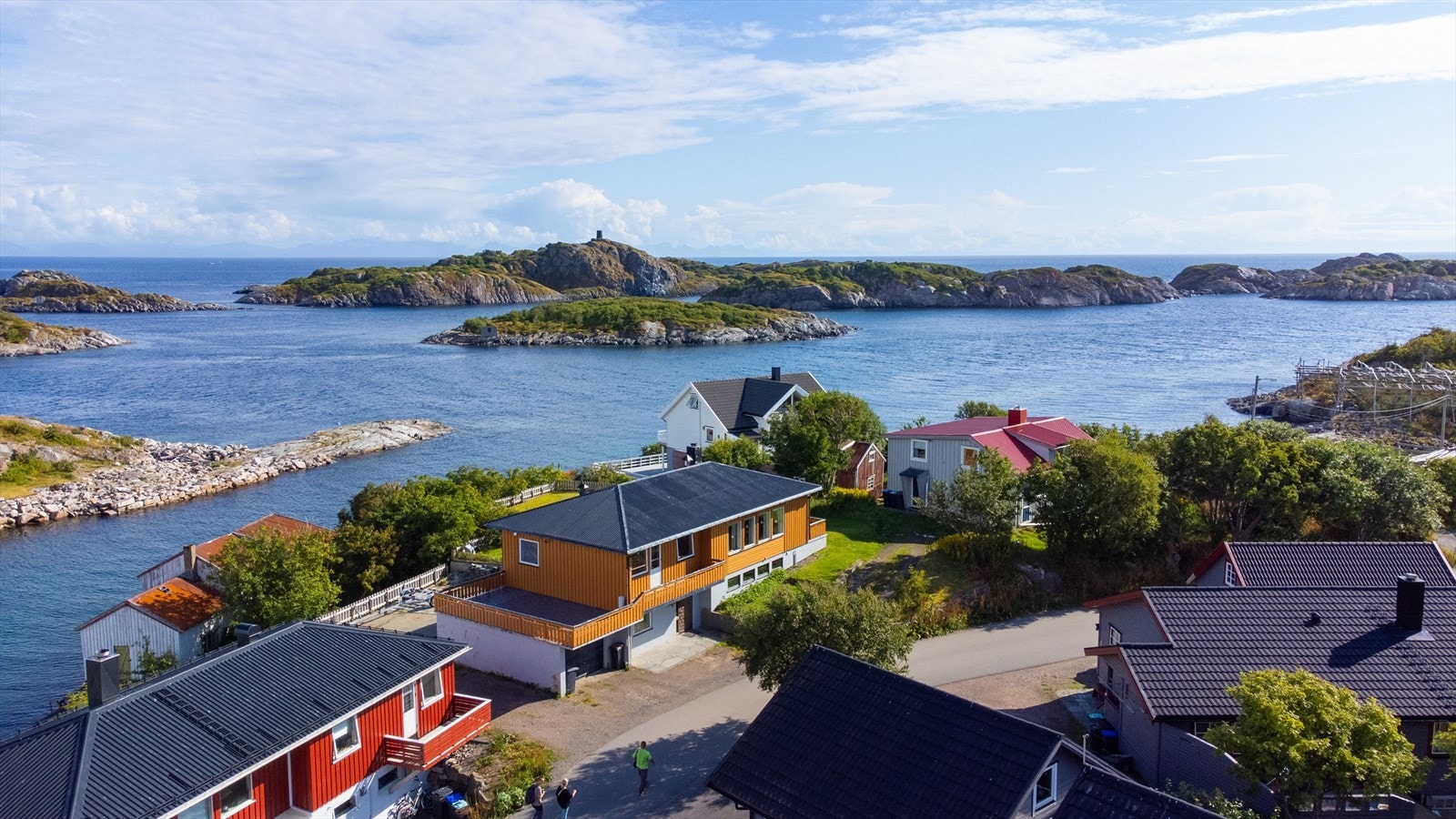 En av Henningsværs beste tomter - Omfangsrikt hus med pent opparbeidet tomt Galleribilde