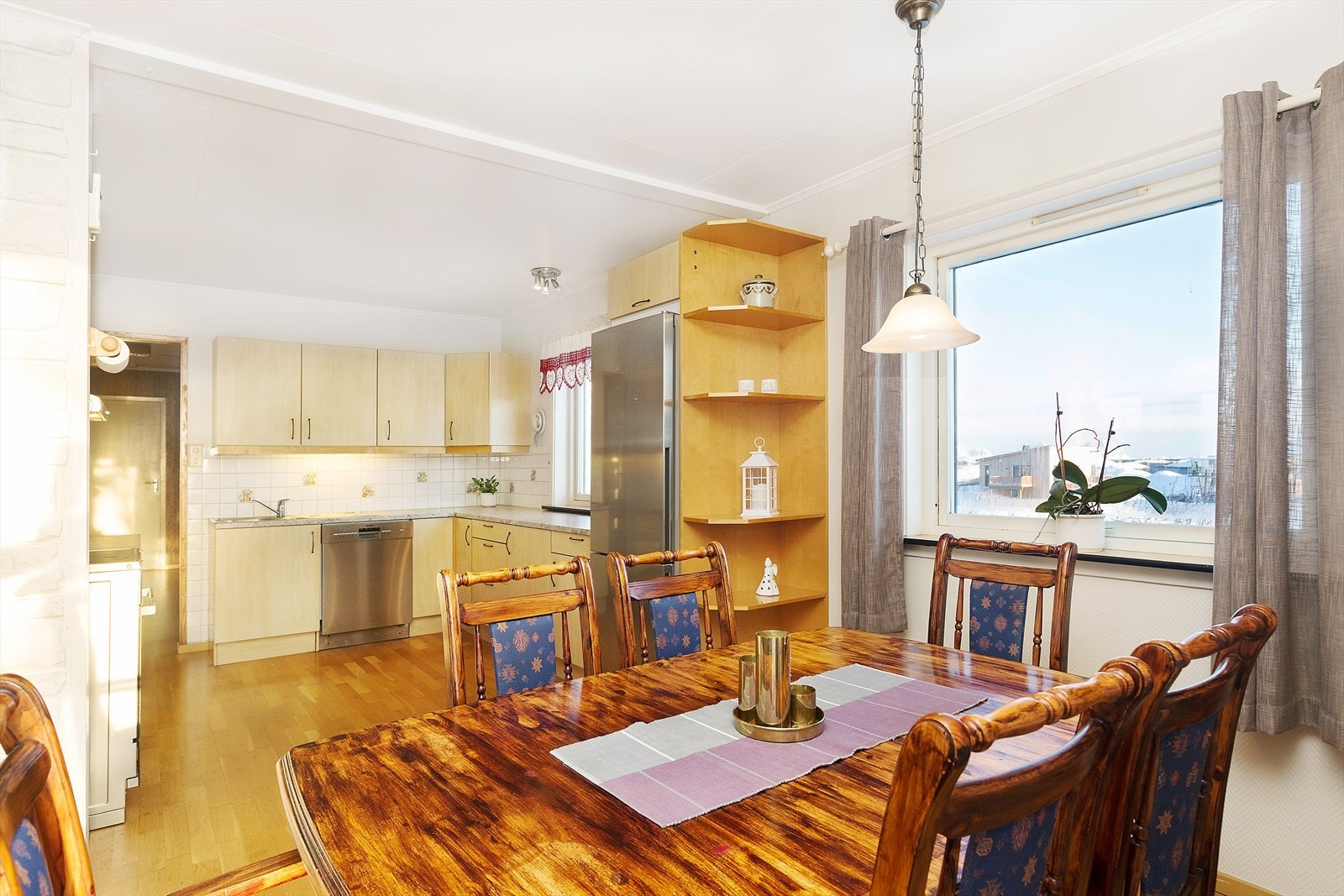 Det er åpning løsning mellom spisestue og kjøkken - 1.etasje Galleribilde