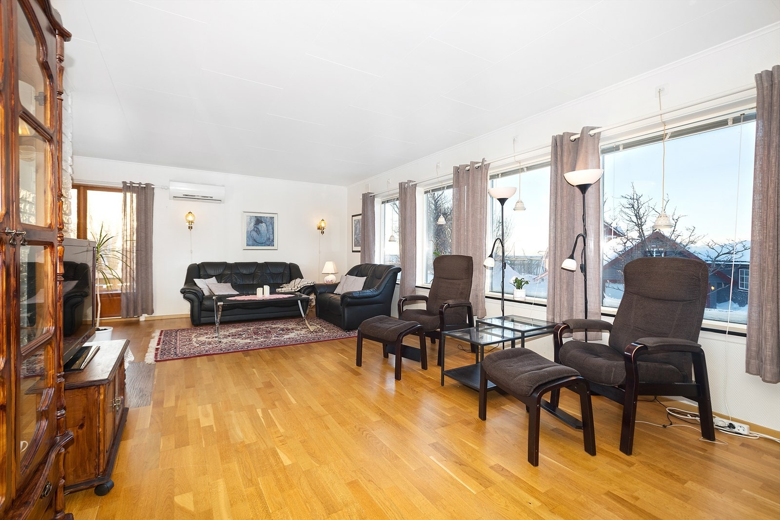 Stuen har varmepumpe - 1.etasje Galleribilde