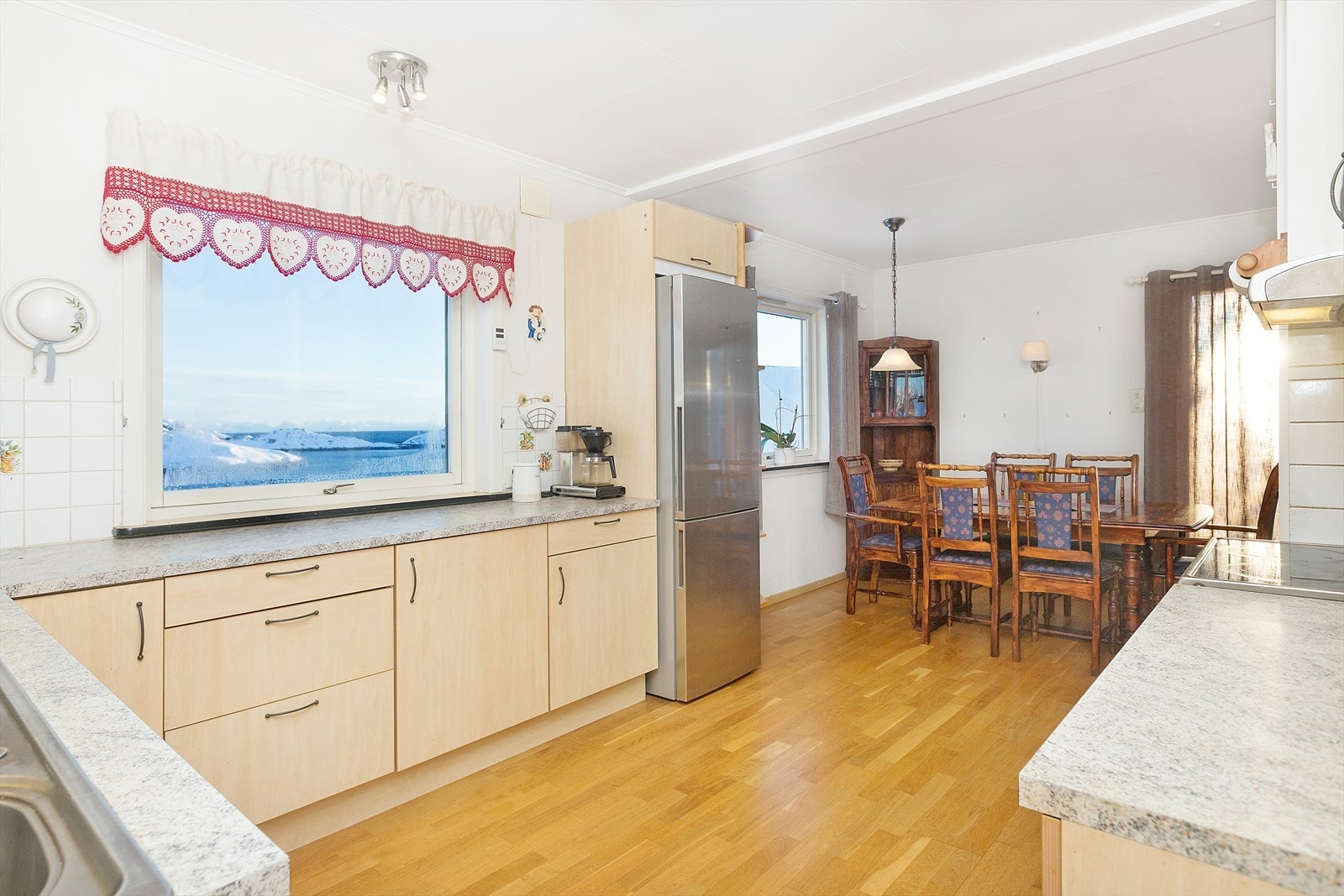 Vakker havutsikt fra kjøkkenvinduet - 1.etasje Galleribilde