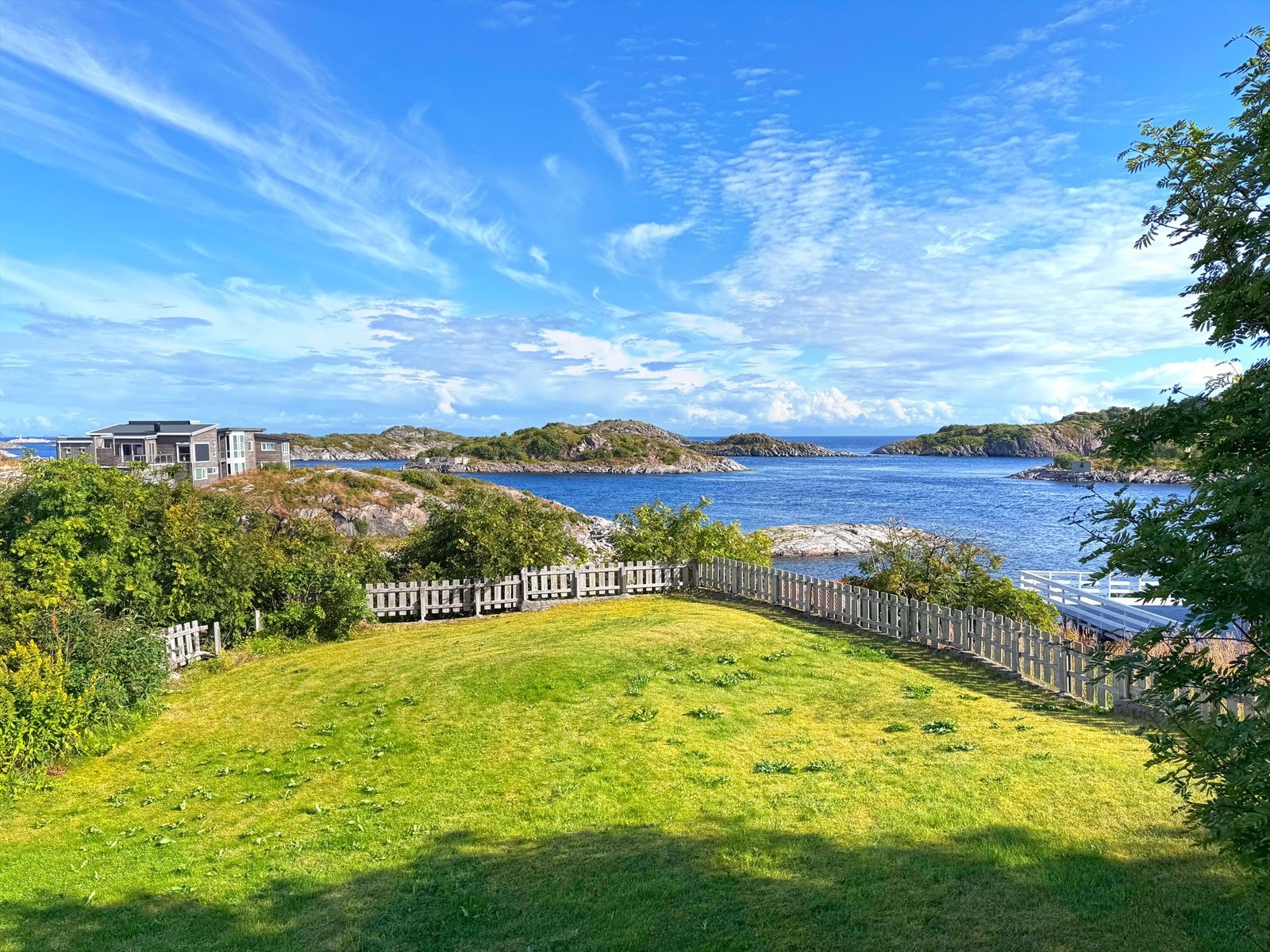 Flott hage med en eventyrlig utsikt ut mot havet Galleribilde