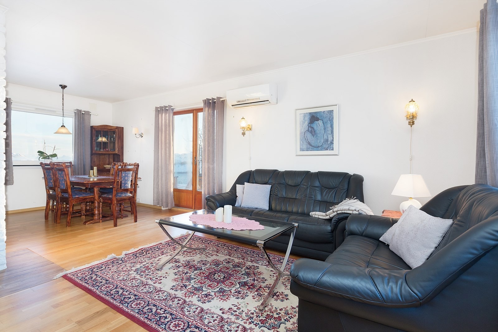 Stuen har utgang til veranda - 1.etasje Galleribilde