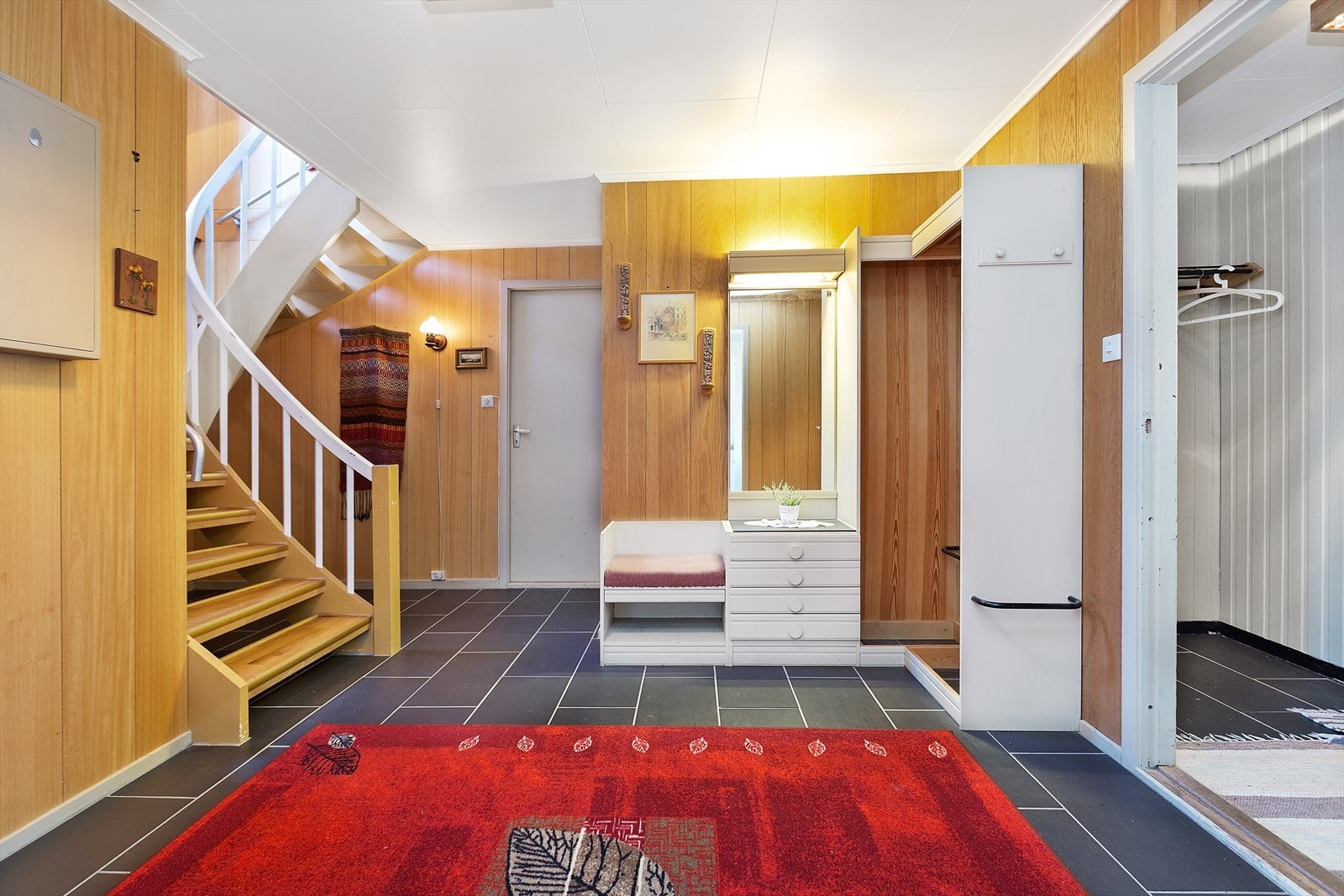 Stor hall er pent flislagt på gulv som har varmekabler - Underetasje Galleribilde