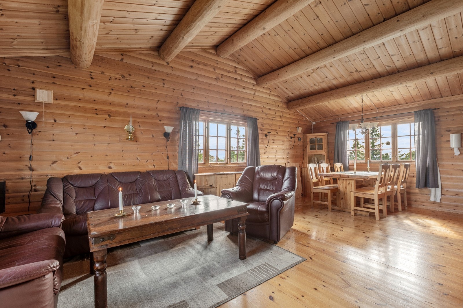 I stuen er det god plass til møblering. Vindusflater på tre av veggene gir god med gjennomlys. Galleribilde