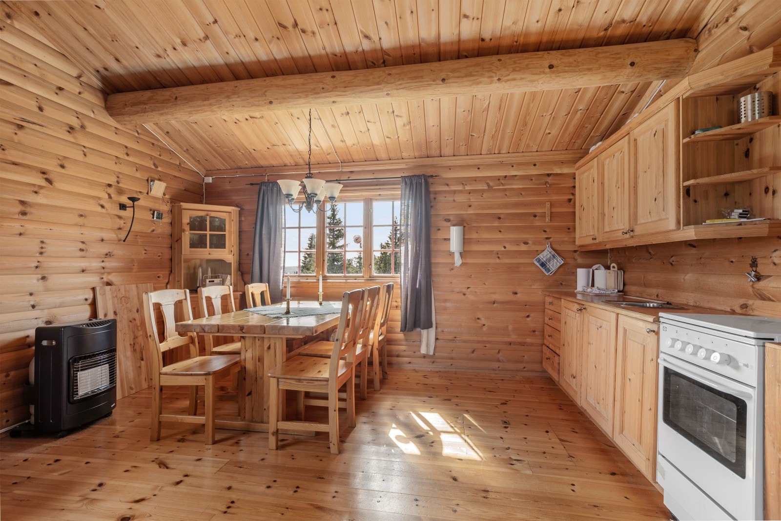 I tilknytning til kjøkkenet er det god plass til spisestue og langbord. Galleribilde