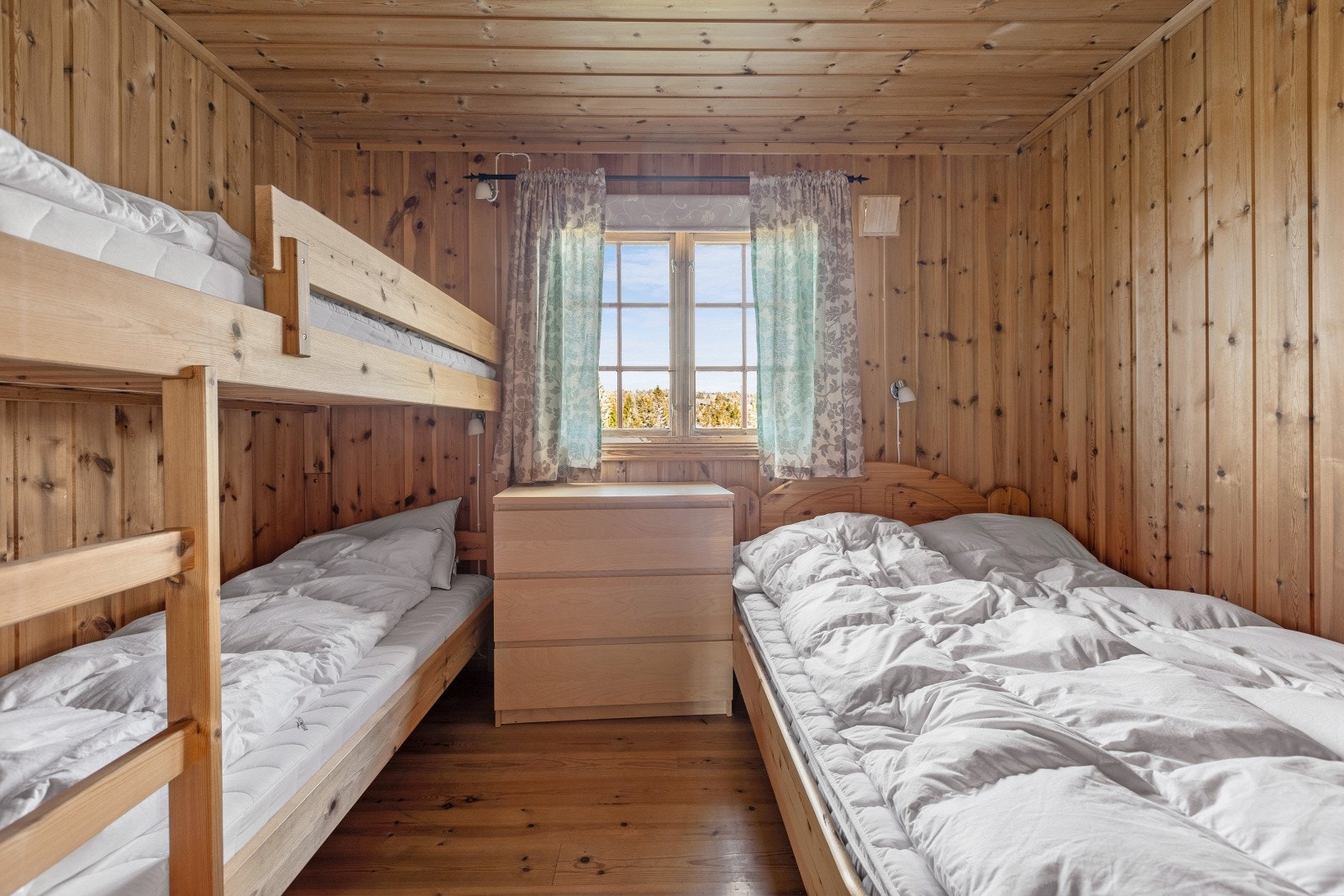 I hovedhytta er det to soverom. Dette soverommet er innredet med køyeseng og enkeltseng. Galleribilde