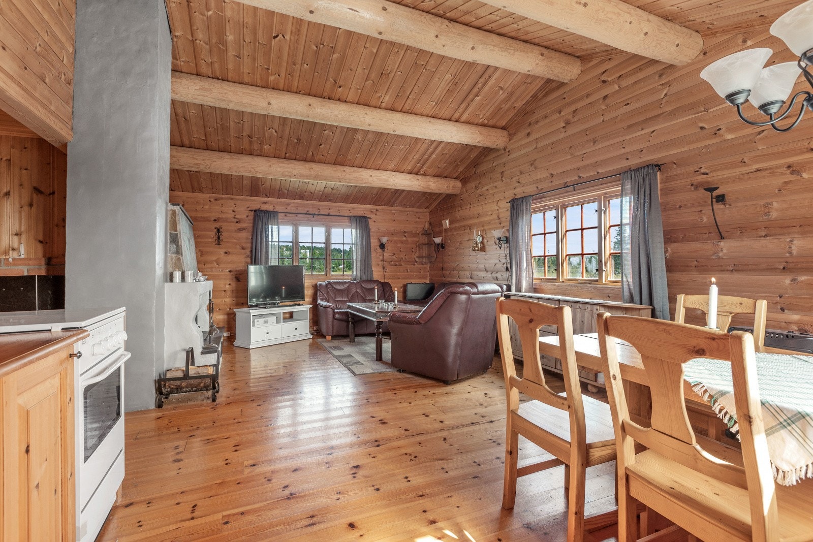 Hytta har en åpen stue/kjøkken-løsning. Galleribilde