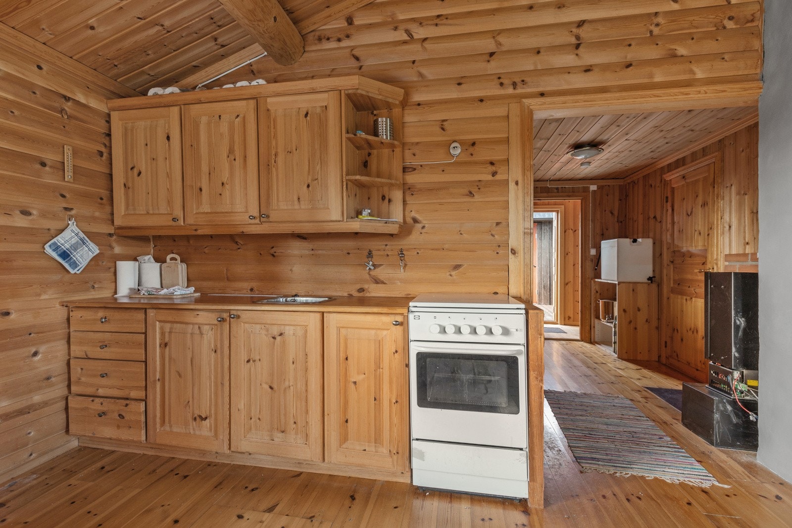 Praktisk heltre-kjøkken med gasskomfyr og kjøleskap. Galleribilde