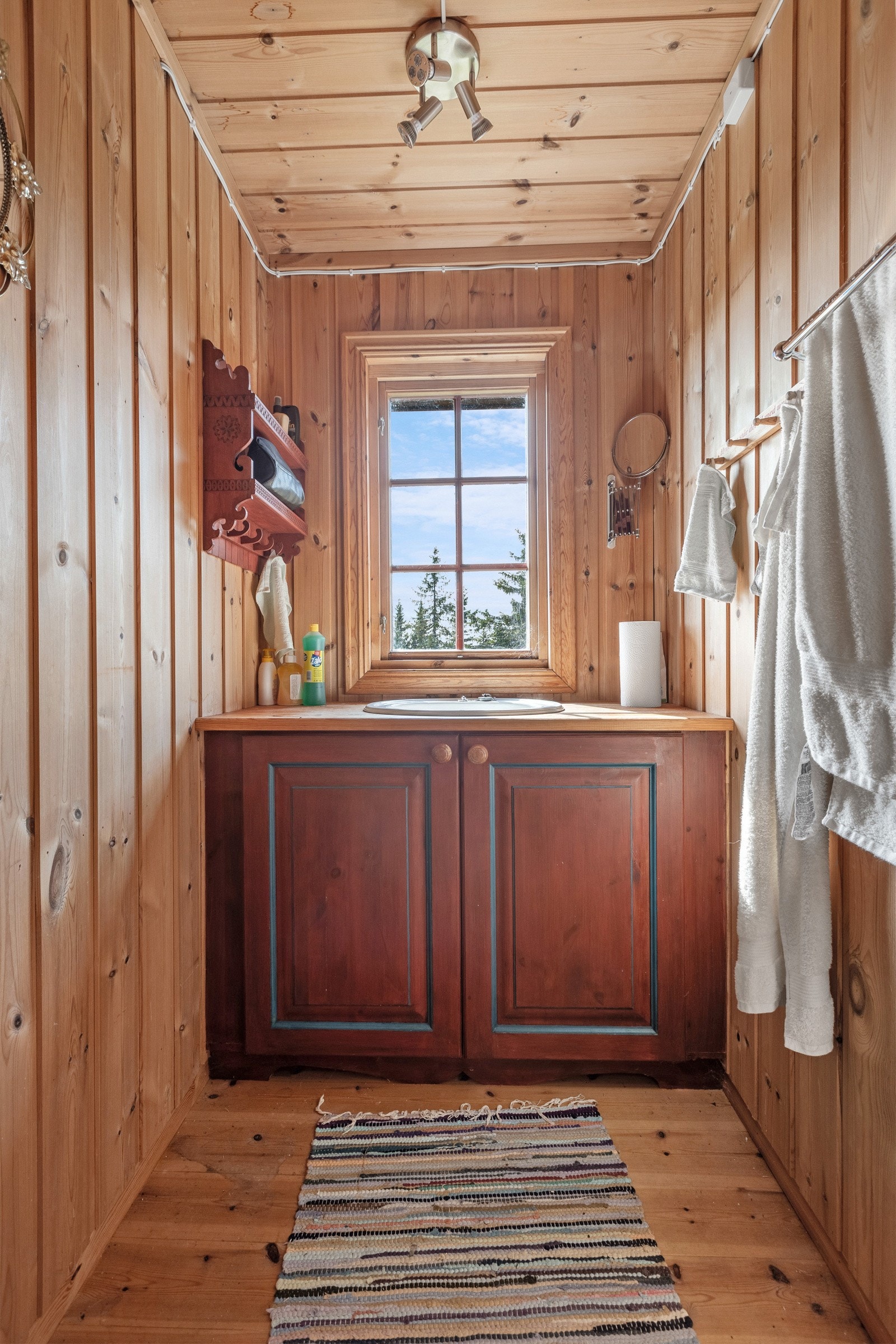 Hytta har et praktisk "vaskerom" med utslagsvask, benkeplate og skapplass. Galleribilde