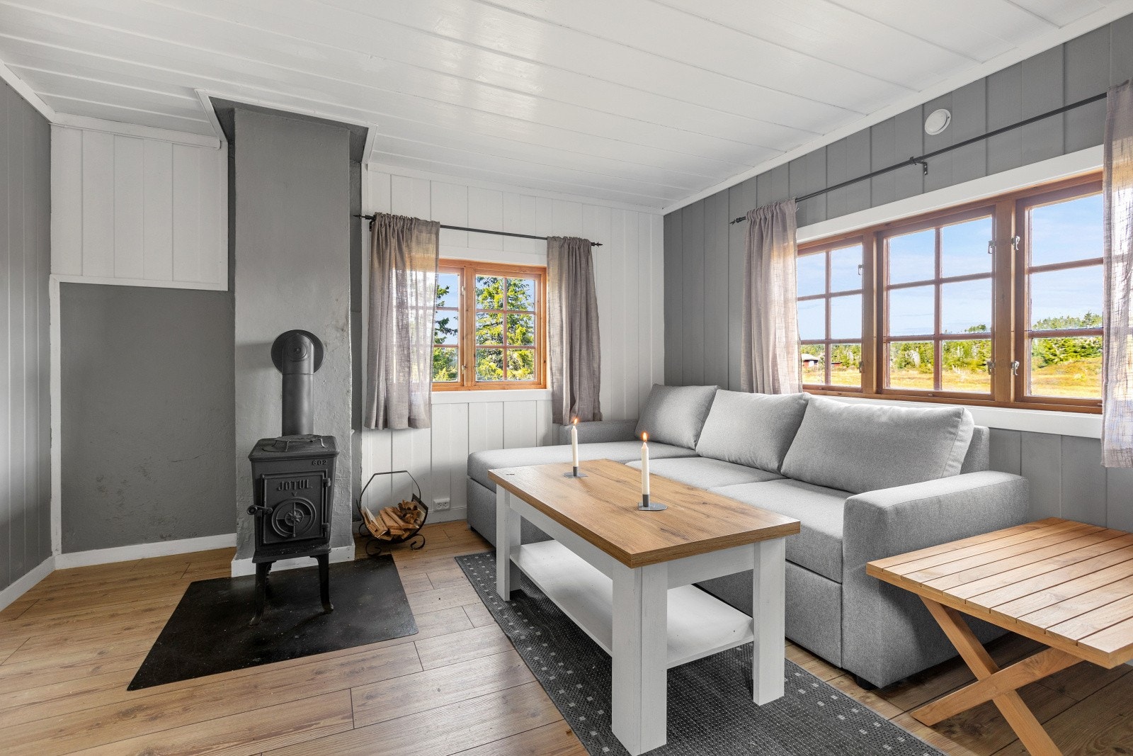 God plass til sofamøblement. Praktisk Jøtul-ovn som gir godt med varme. Galleribilde