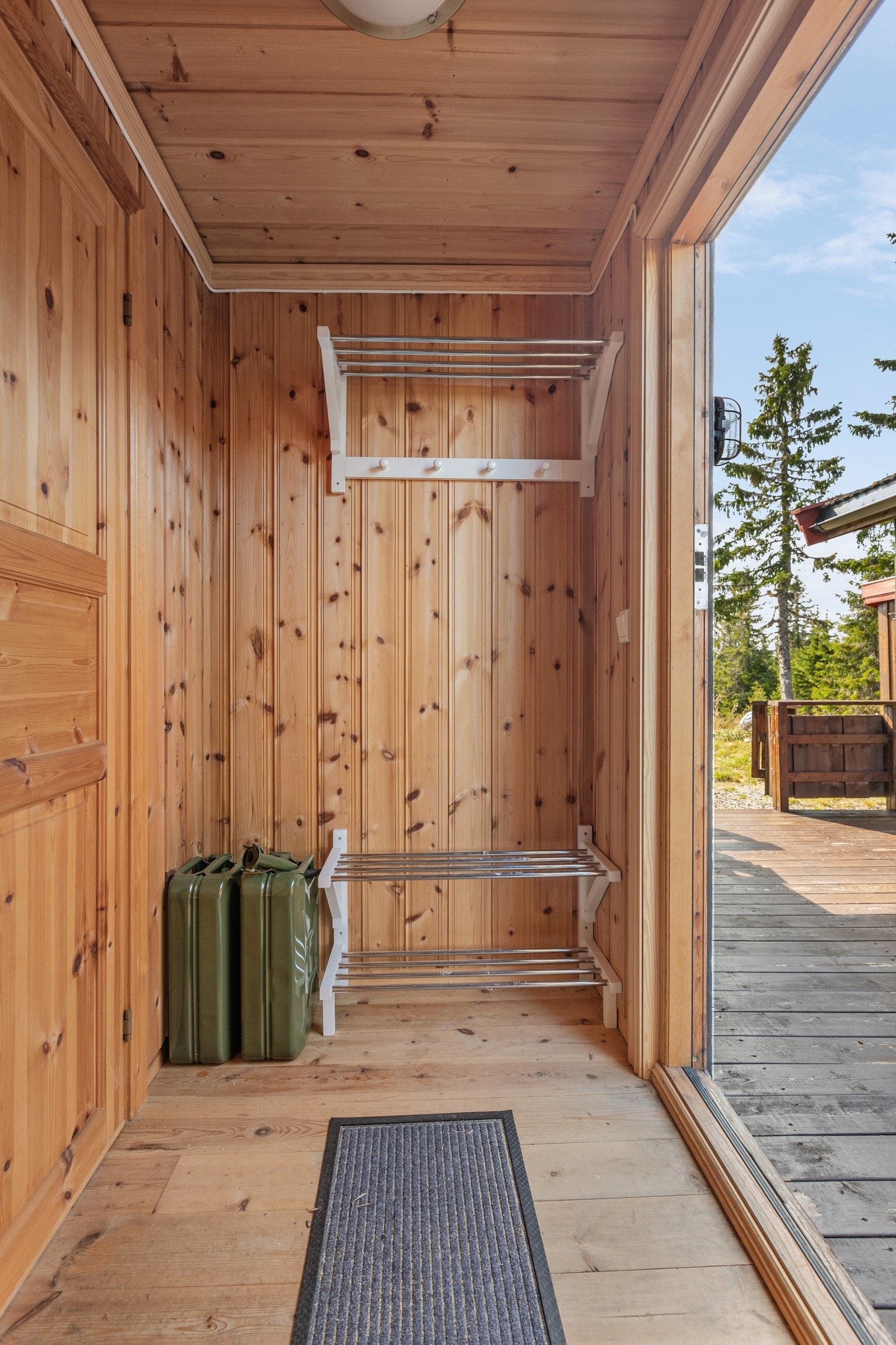Yttergang- plass til oppheng og skohyller. Galleribilde