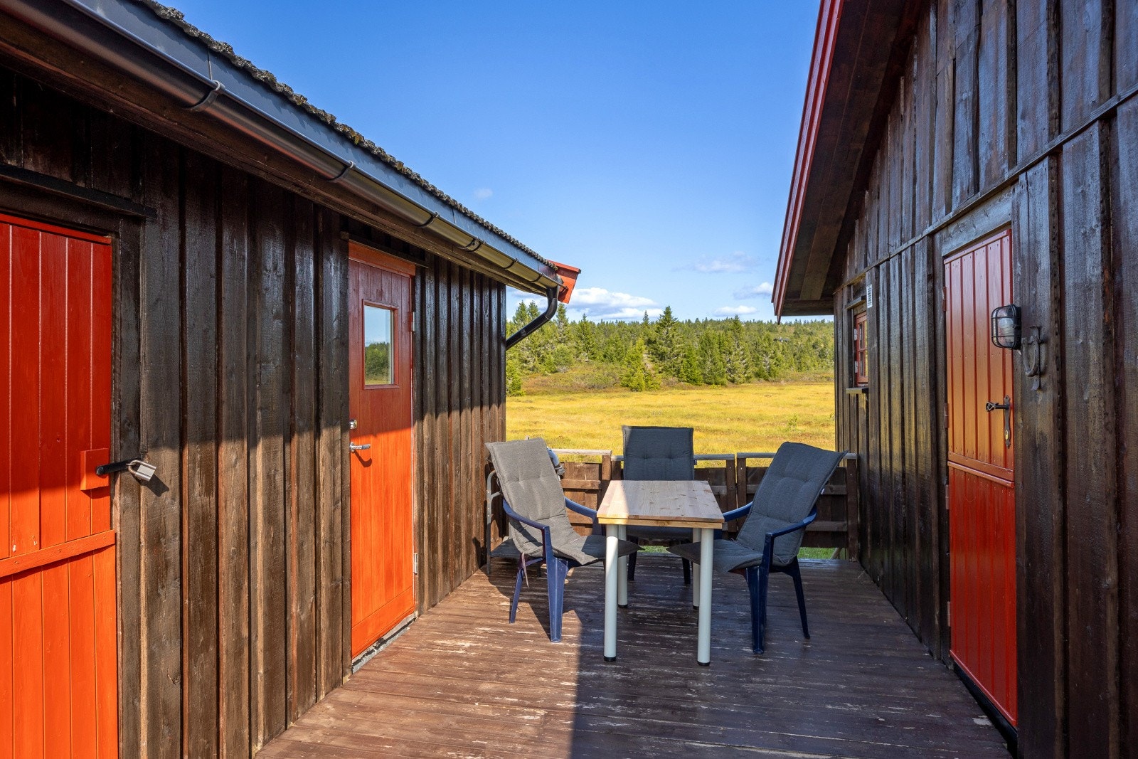 Inngang til hytte og anneks fra terrasse. Galleribilde