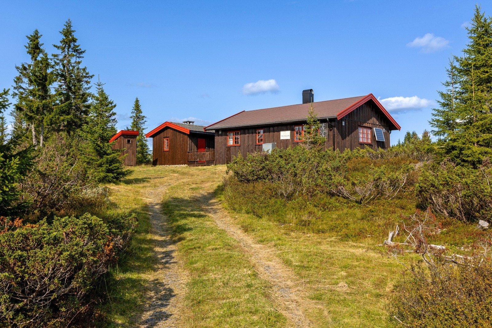 Eiendommen er en av de første innover Nevelosvegen, som gir en kort og praktisk avstand til Nordseter. Galleribilde