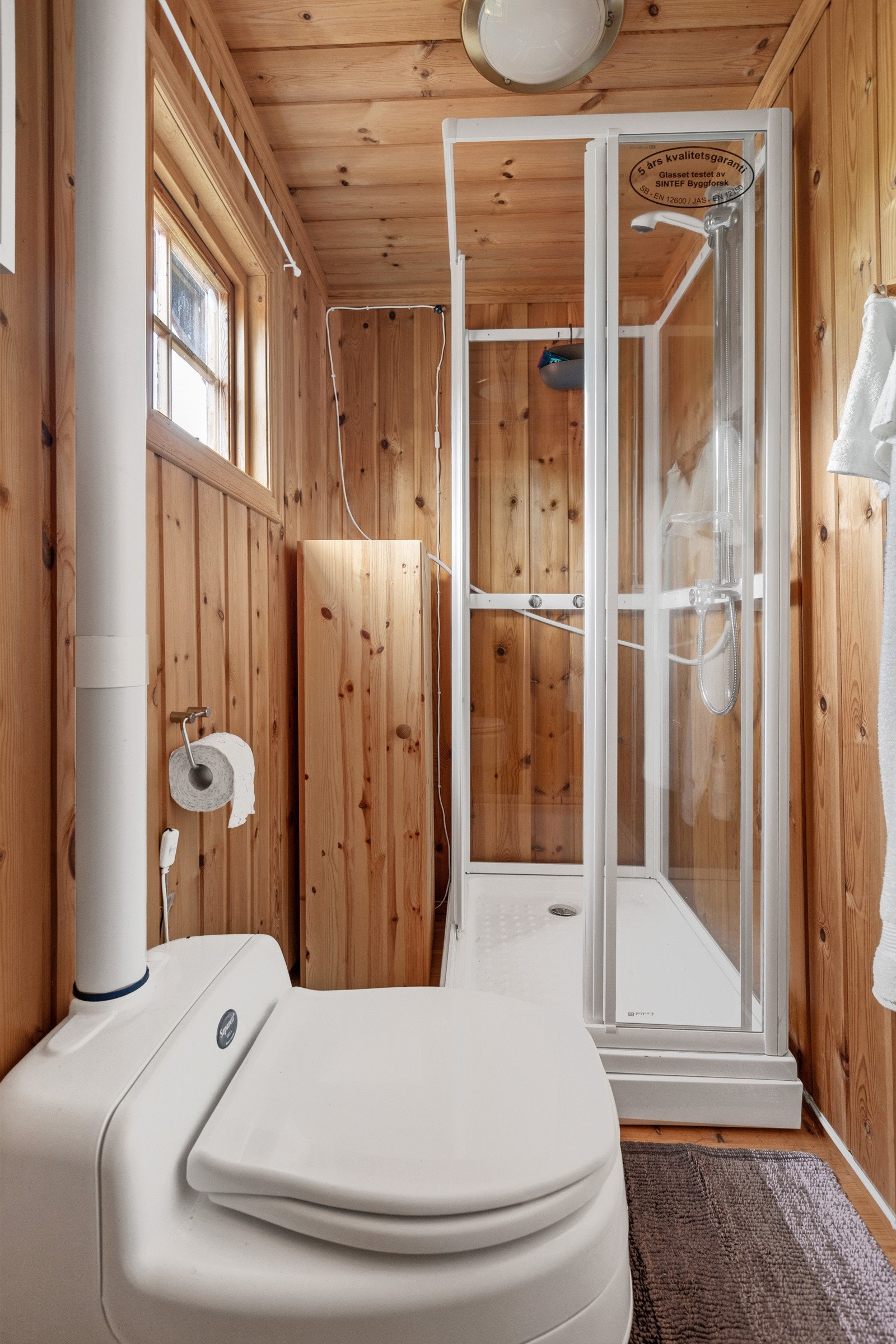 Nytt toalett og dusjkabinett fra 2019.Dusjen slik den står nå får vann fra dunk med elektrisk 12v pumpe, og har avløp til terreng. Galleribilde