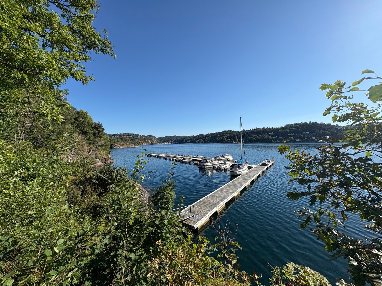 Det medfølger båtplass i Glastad båtforening. Plassen er 3 meter bred og det er dypvannsbrygge. Galleribilde