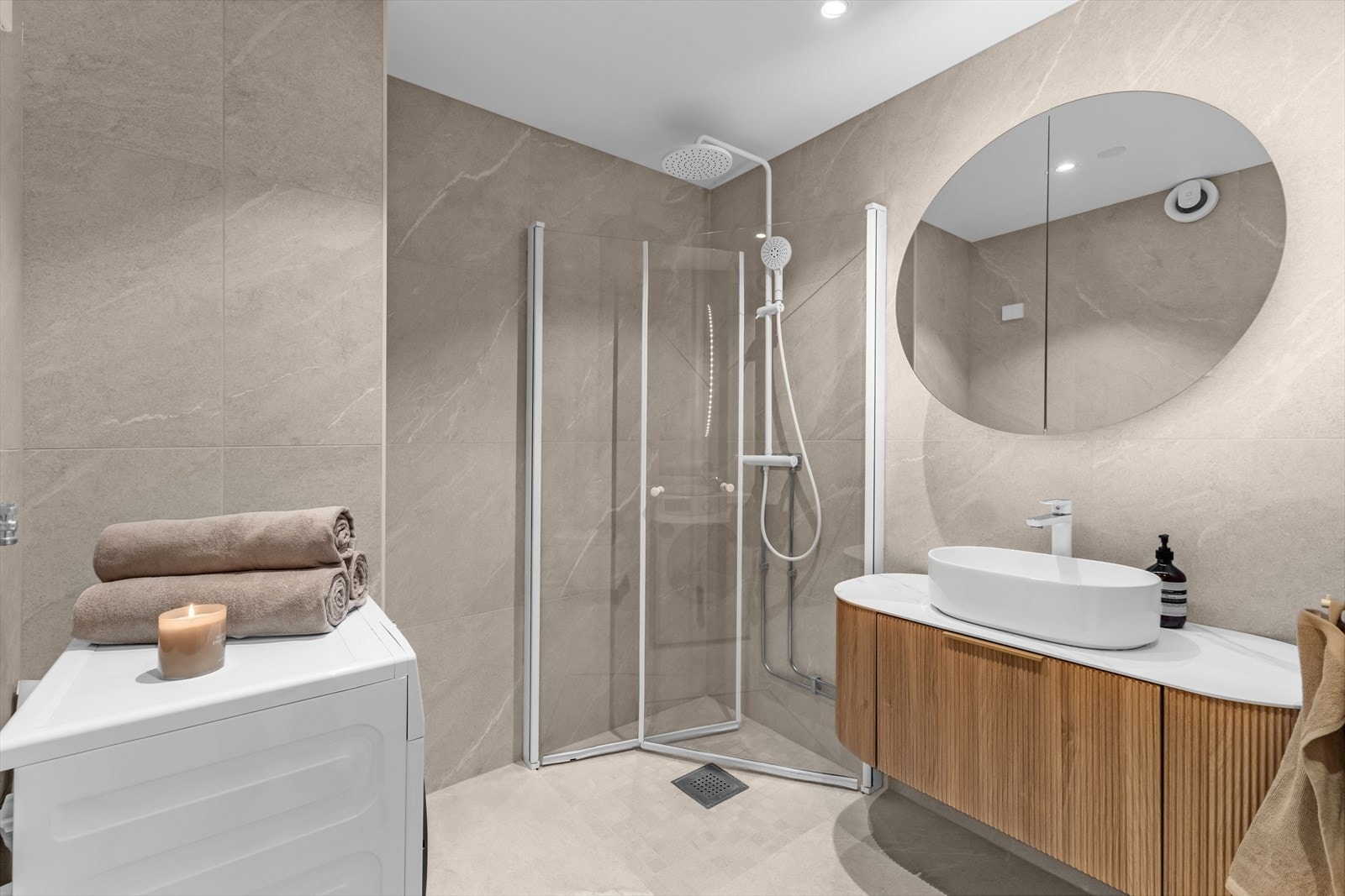 Det nye, flislagte badet fra 2025 fremstår som moderne og stilrent, og er utformet med fokus på komfort og daglig velvære. Galleribilde