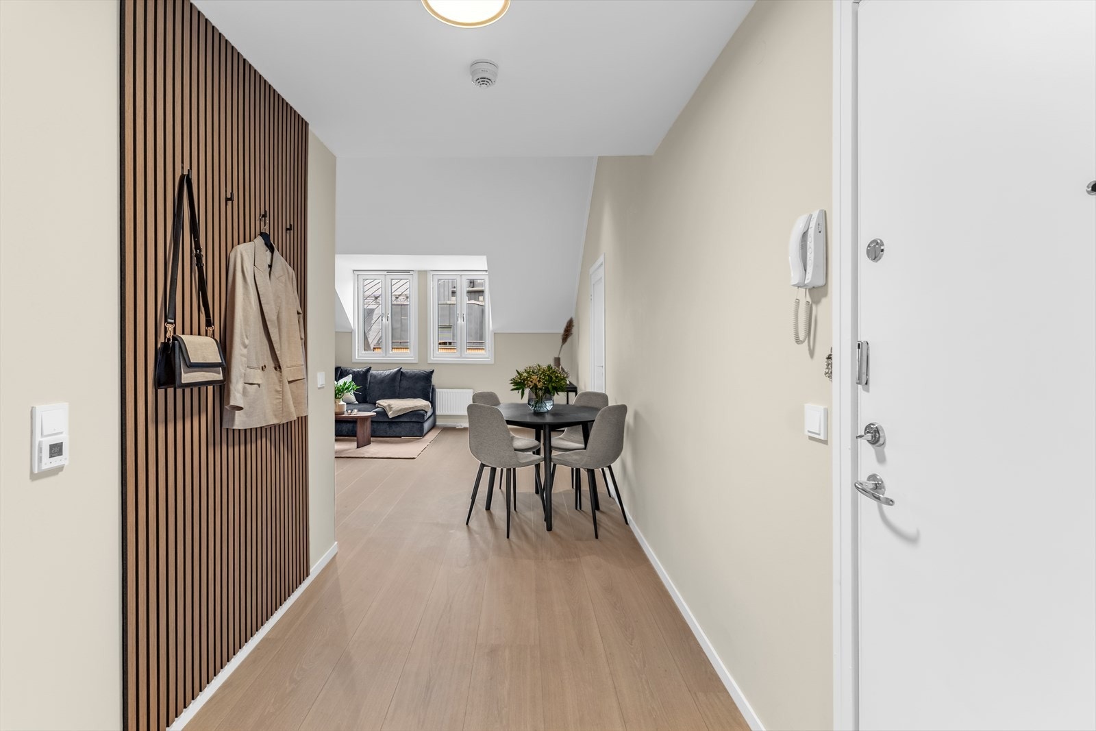 Entréen er utstyrt med enstavs parkett og moderne spilekledning, og tilbyr flere funksjonelle innredningsmuligheter. Galleribilde