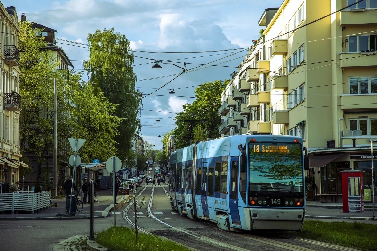 Kollektivtilbudet er svært godt. Trikkelinjene 17 og 18 går fra Sofies gate, mens Ullevålsveien og Pilestredet har hyppige bussforbindelser. Galleribilde