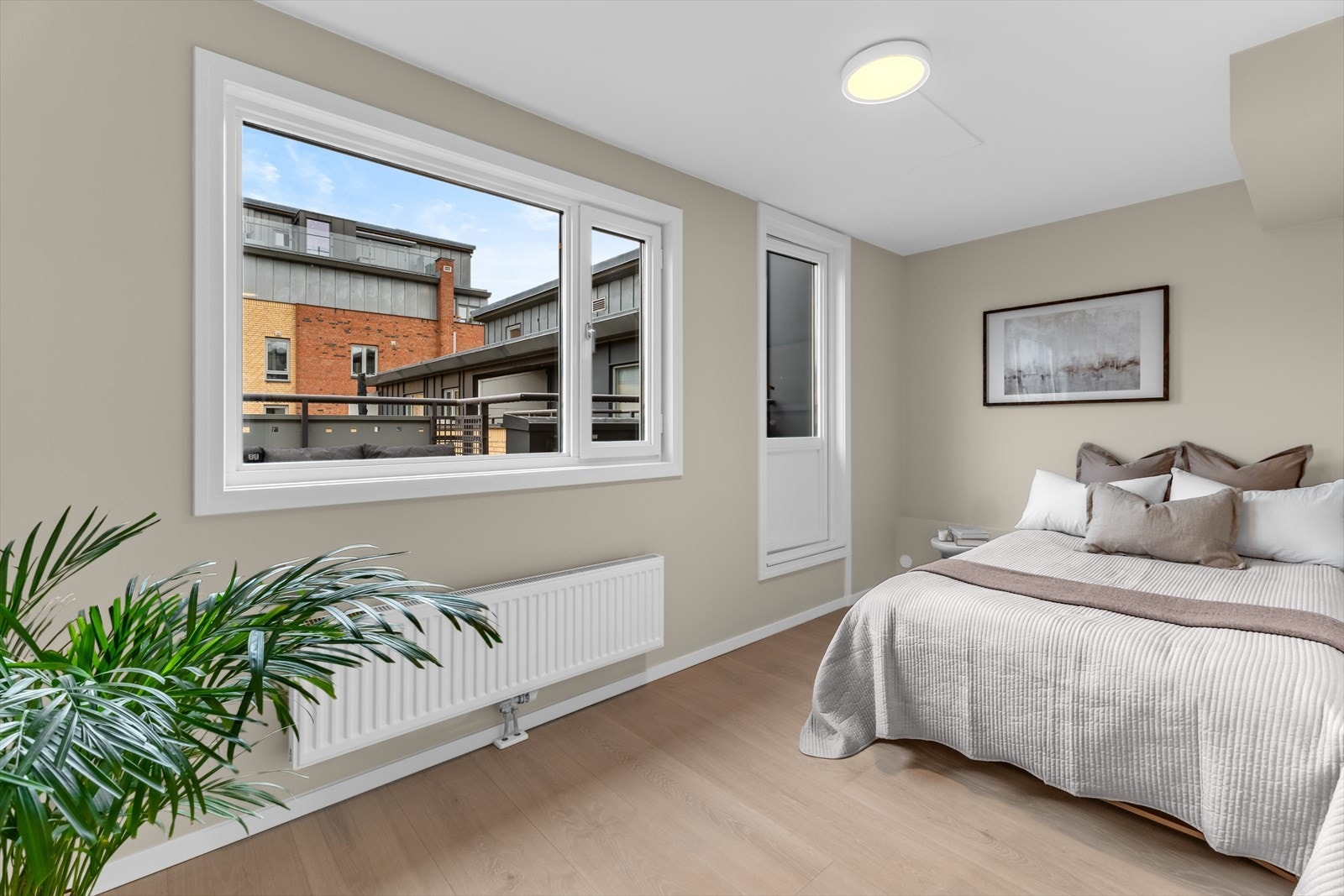 Det andre soverommet fungerer allsidig som både kontor og gjesterom, og har store vindusflater som sikrer et lyst og innbydende rom. Galleribilde