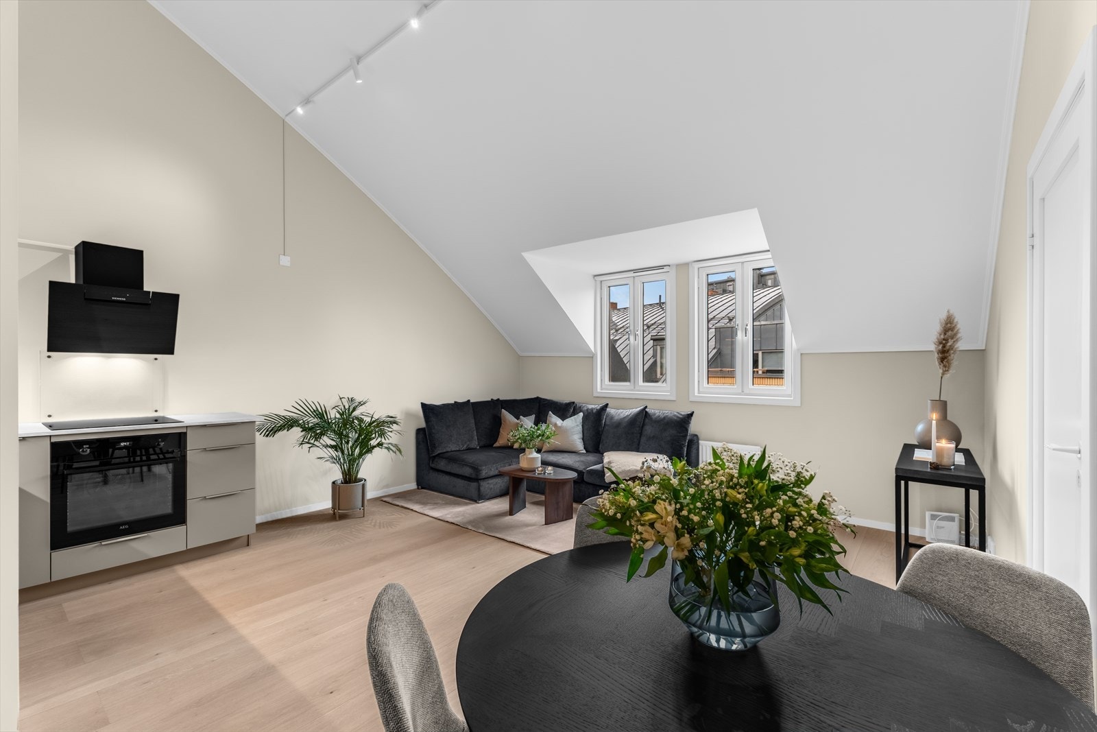 Stuen fremstår som romslig og luftig med en imponerende takhøyde på 4,55 meter, og tilbyr god plass til både spisebord og sofagruppe. Galleribilde