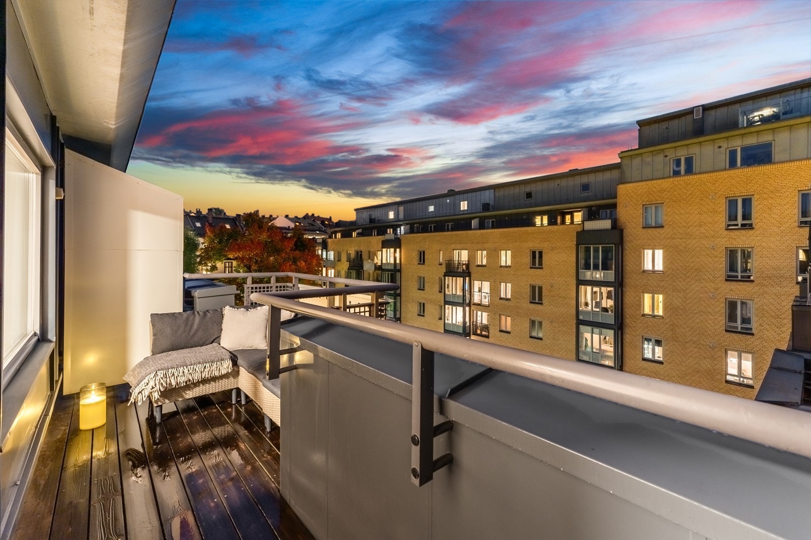 Kveldsstemning på balkongen. Galleribilde
